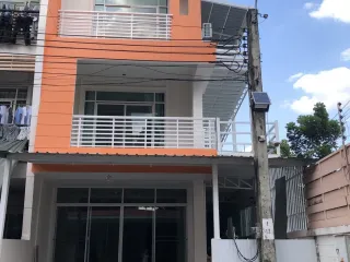 For rent 5 bedrooms townhouse in Saphan Sung, Bangkok