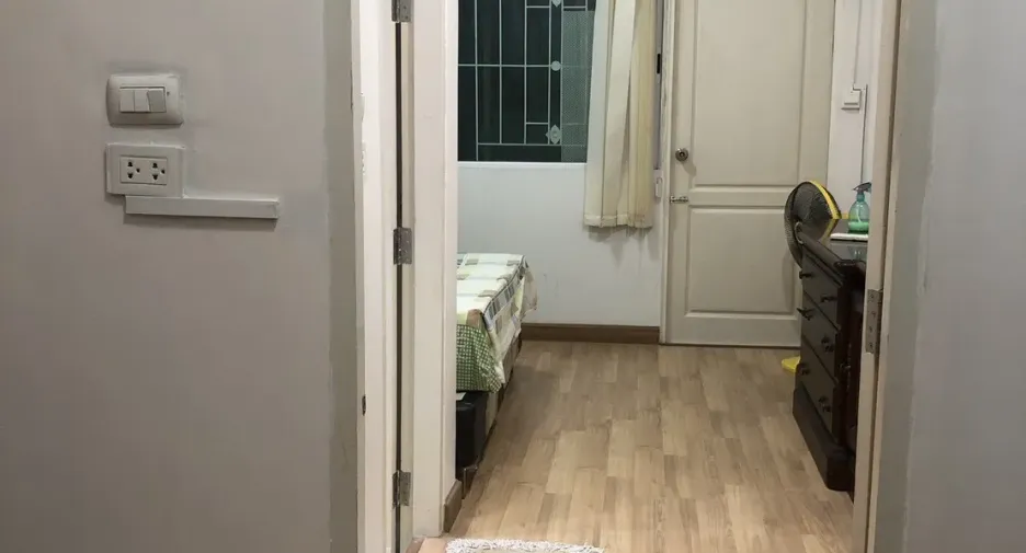 For rent 5 bedrooms townhouse in Saphan Sung, Bangkok