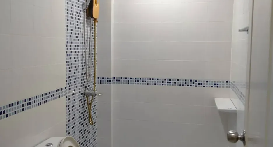 For rent 5 bedrooms townhouse in Saphan Sung, Bangkok