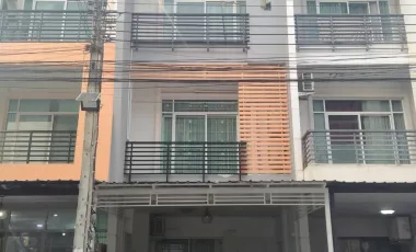 À louer 5 chambres maison de ville à Saphan Sung, Bangkok