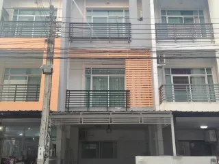 À louer 5 chambres maison de ville à Saphan Sung, Bangkok