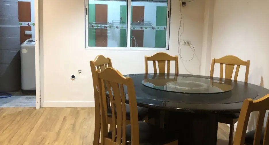For rent 5 bedrooms townhouse in Saphan Sung, Bangkok