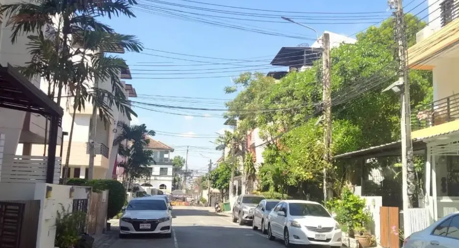 For rent 5 bedrooms townhouse in Saphan Sung, Bangkok
