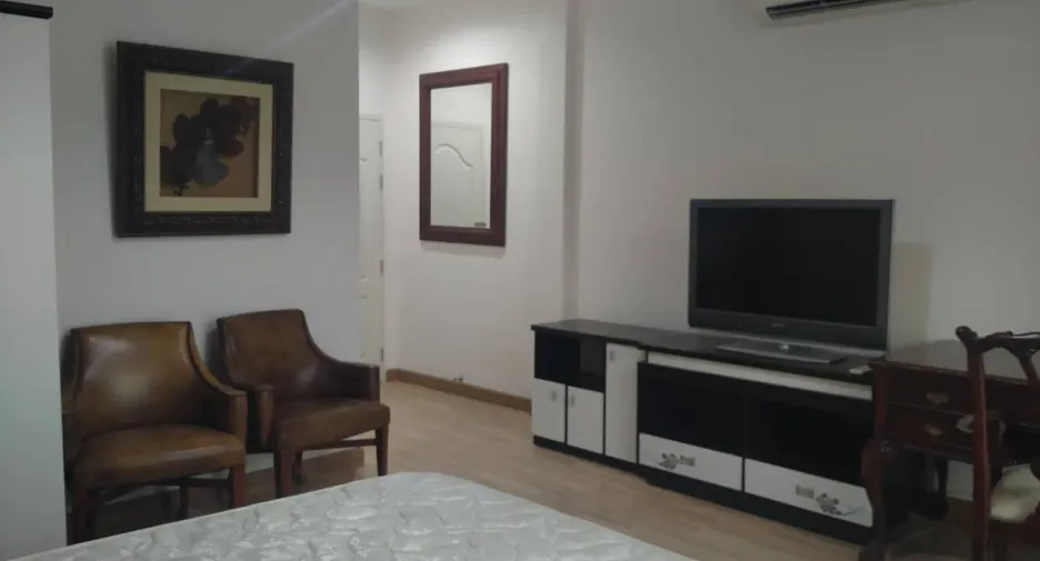 For rent 5 bedrooms townhouse in Saphan Sung, Bangkok