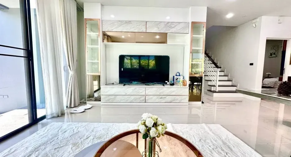For rent 5 bedrooms house in Bang Kapi, Bangkok