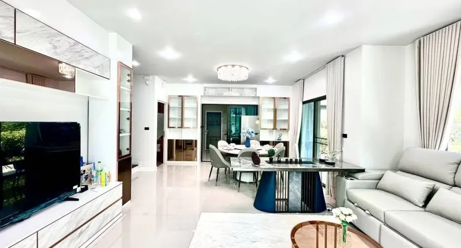 For rent 5 bedrooms house in Bang Kapi, Bangkok