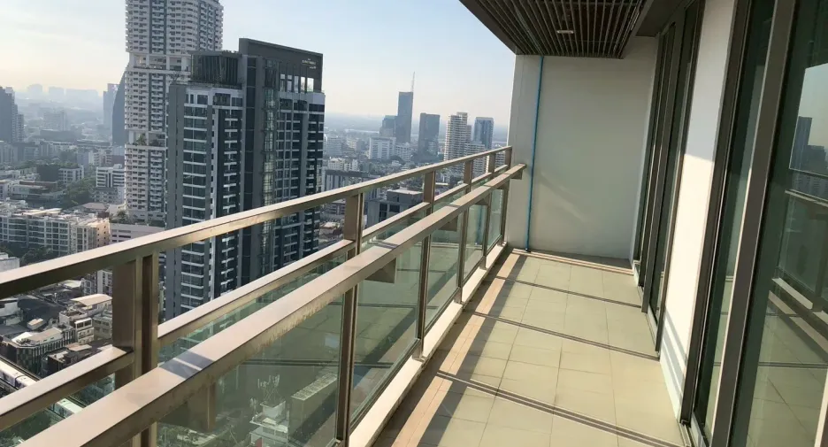 For rent 3 bedrooms condo in Khlong Toei, Bangkok