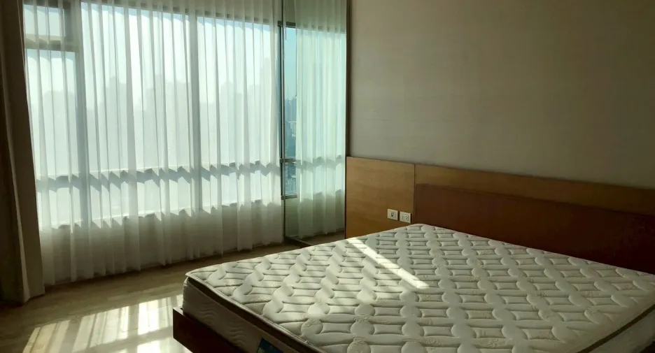 For rent 3 bedrooms condo in Khlong Toei, Bangkok