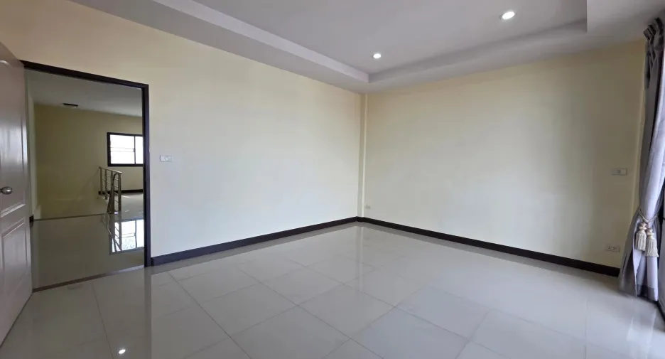 For rent 3 bedrooms retail Space in Sai Mai, Bangkok
