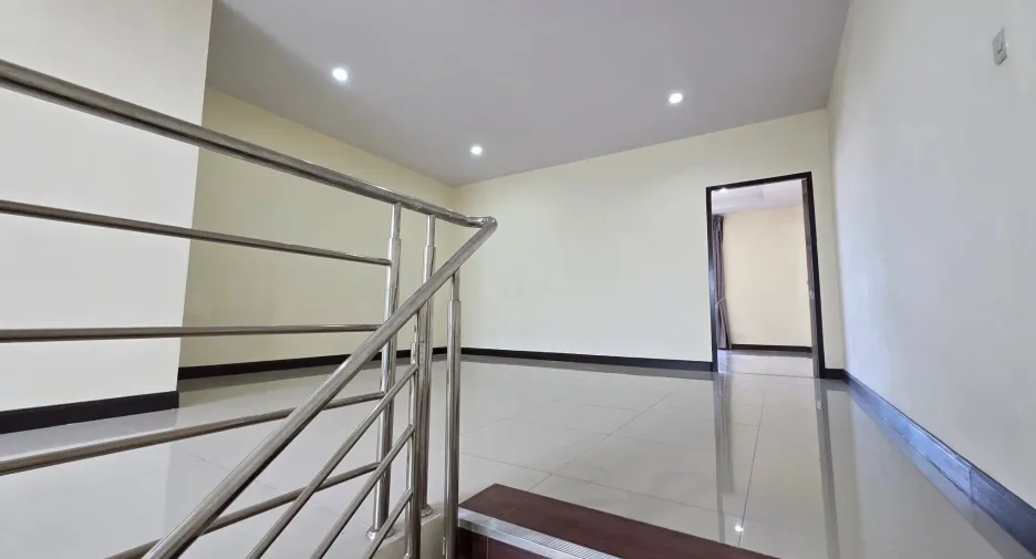 For rent 3 bedrooms retail Space in Sai Mai, Bangkok