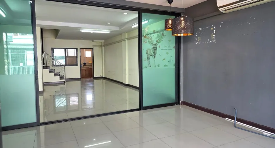For rent 3 bedrooms retail Space in Sai Mai, Bangkok