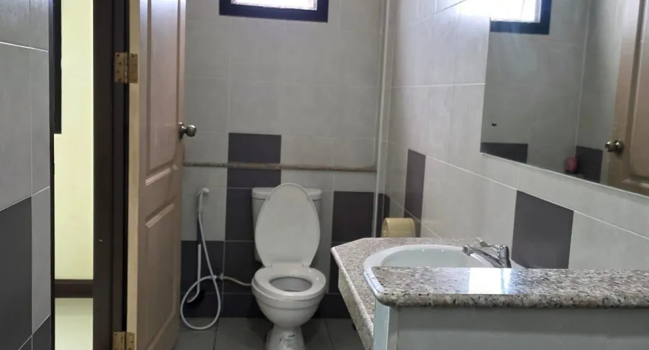 For rent 3 bedrooms retail Space in Sai Mai, Bangkok