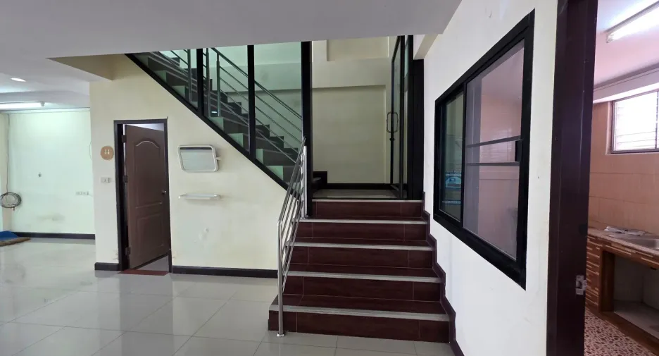 For rent 3 bedrooms retail Space in Sai Mai, Bangkok