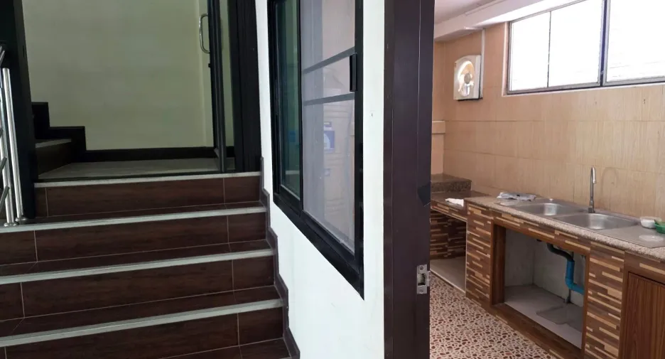 For rent 3 bedrooms retail Space in Sai Mai, Bangkok