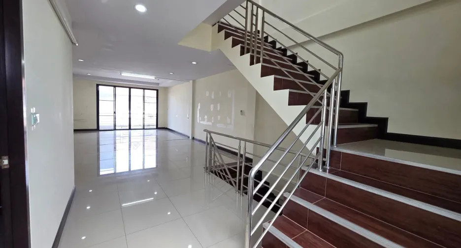 For rent 3 bedrooms retail Space in Sai Mai, Bangkok