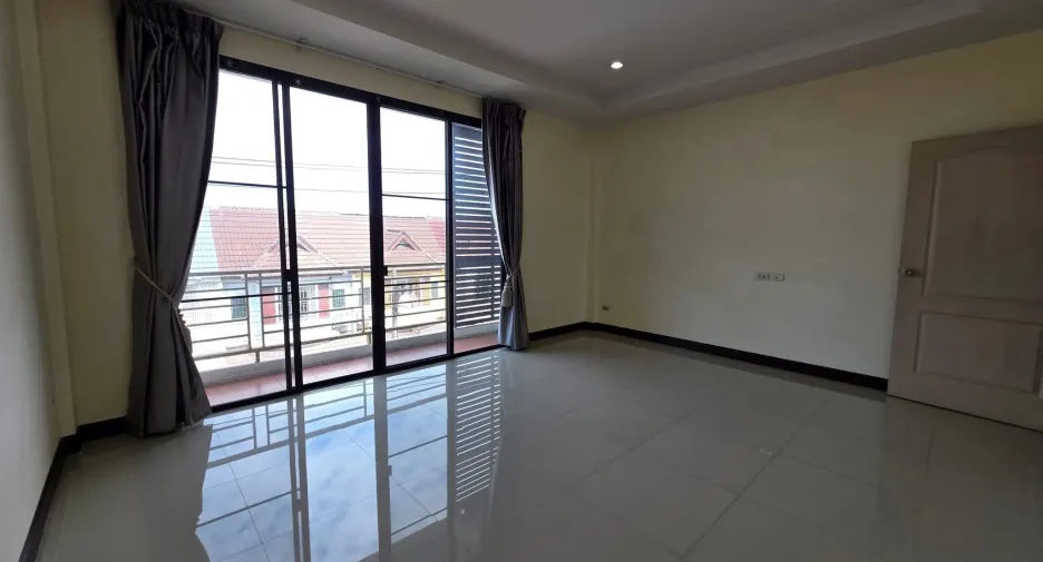 For rent 3 bedrooms retail Space in Sai Mai, Bangkok