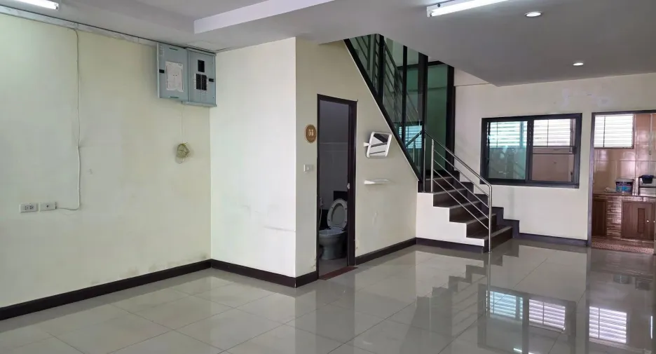 For rent 3 bedrooms retail Space in Sai Mai, Bangkok