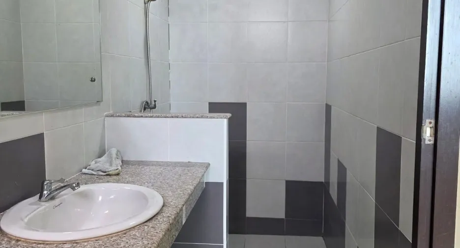 For rent 3 bedrooms retail Space in Sai Mai, Bangkok