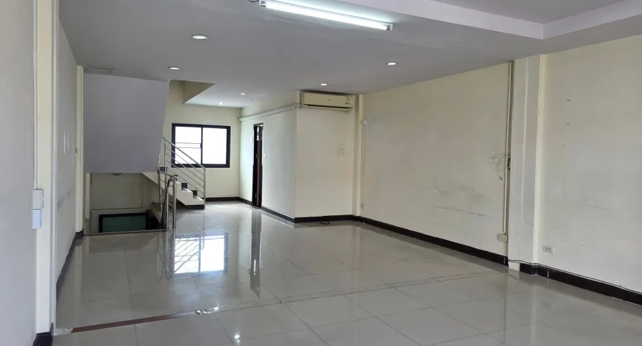 For rent 3 bedrooms retail Space in Sai Mai, Bangkok