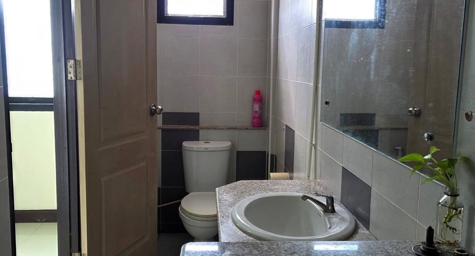 For rent 3 bedrooms retail Space in Sai Mai, Bangkok
