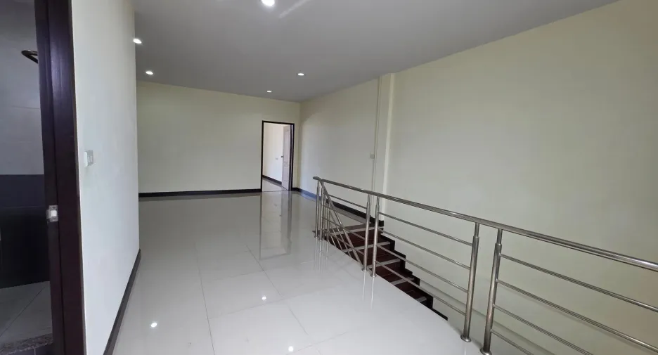 For rent 3 bedrooms retail Space in Sai Mai, Bangkok