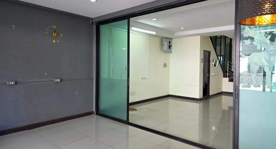 For rent 3 bedrooms retail Space in Sai Mai, Bangkok