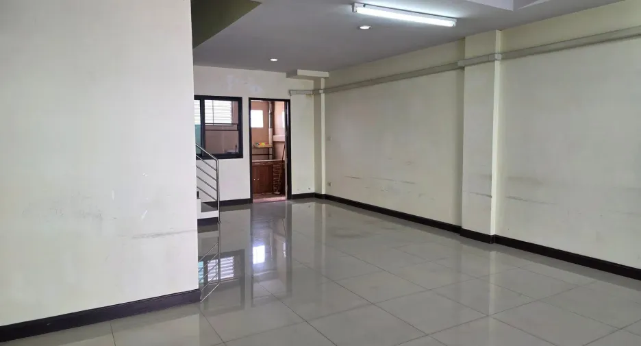 For rent 3 bedrooms retail Space in Sai Mai, Bangkok