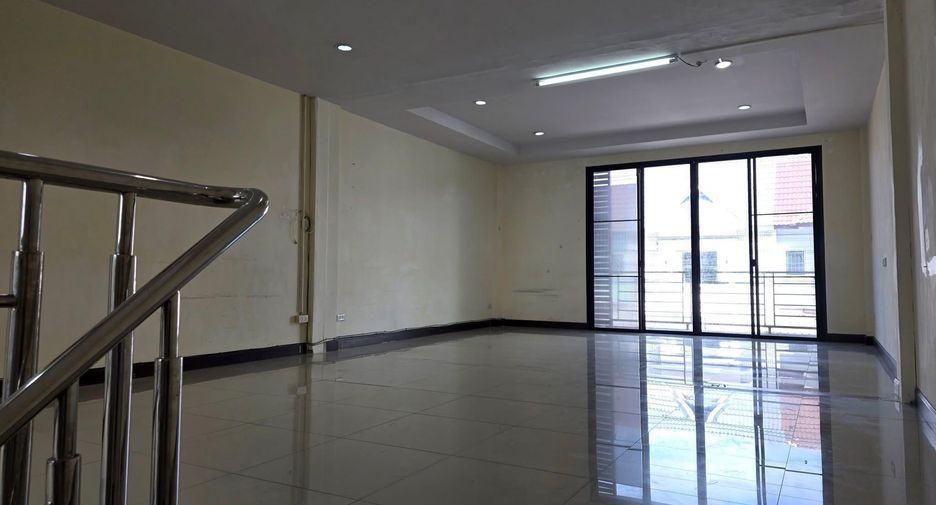 For rent 3 bedrooms retail Space in Sai Mai, Bangkok