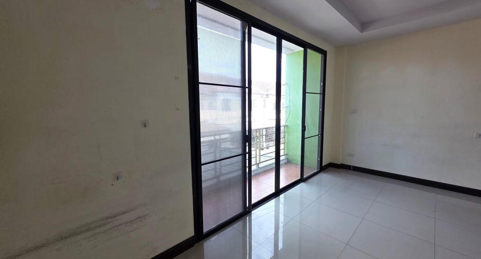 For rent 3 bedrooms retail Space in Sai Mai, Bangkok