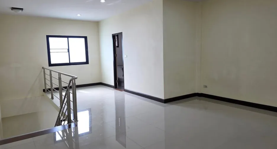 For rent 3 bedrooms retail Space in Sai Mai, Bangkok