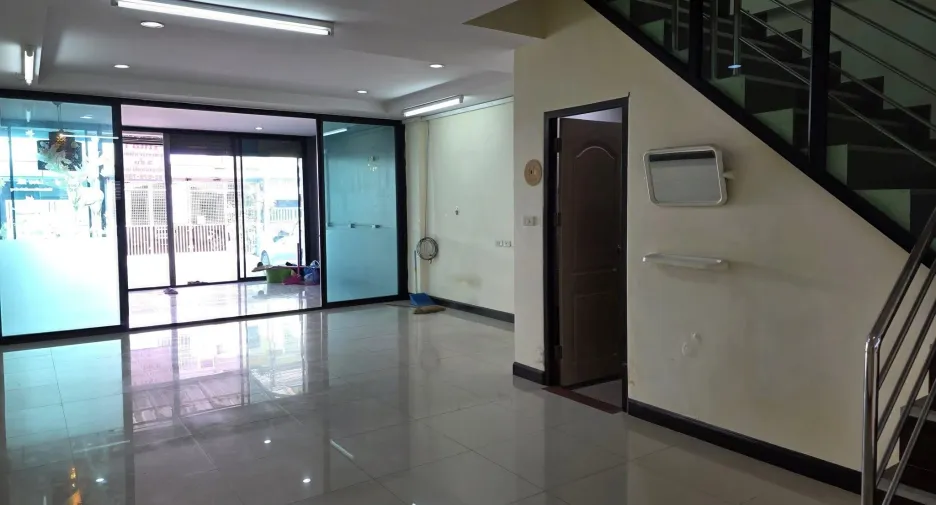 For rent 3 bedrooms retail Space in Sai Mai, Bangkok