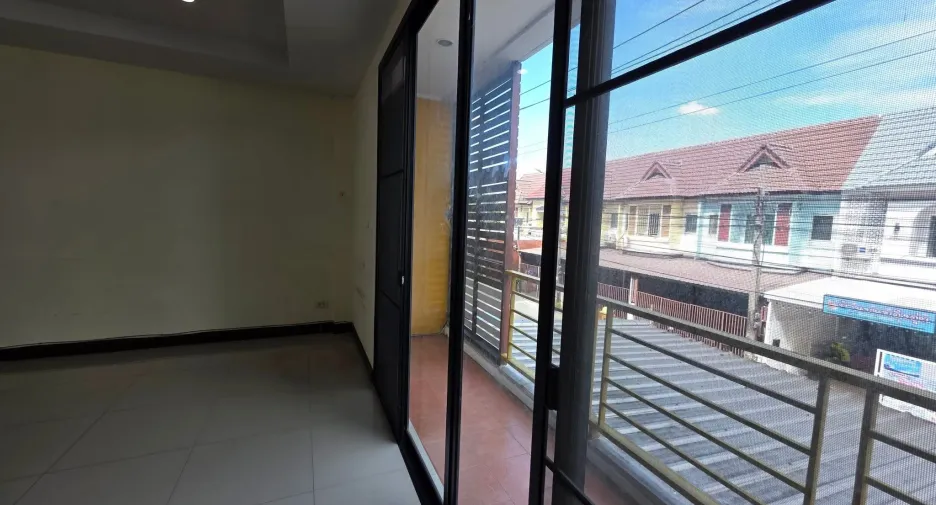 For rent 3 bedrooms retail Space in Sai Mai, Bangkok