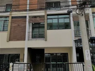 Reihenhaus zur Miete mit 3 Zimmer in Bang Khae, Bangkok