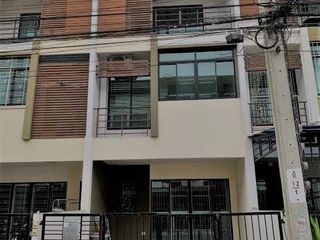 For rent 3 bedrooms townhouse in Bang Khae, Bangkok