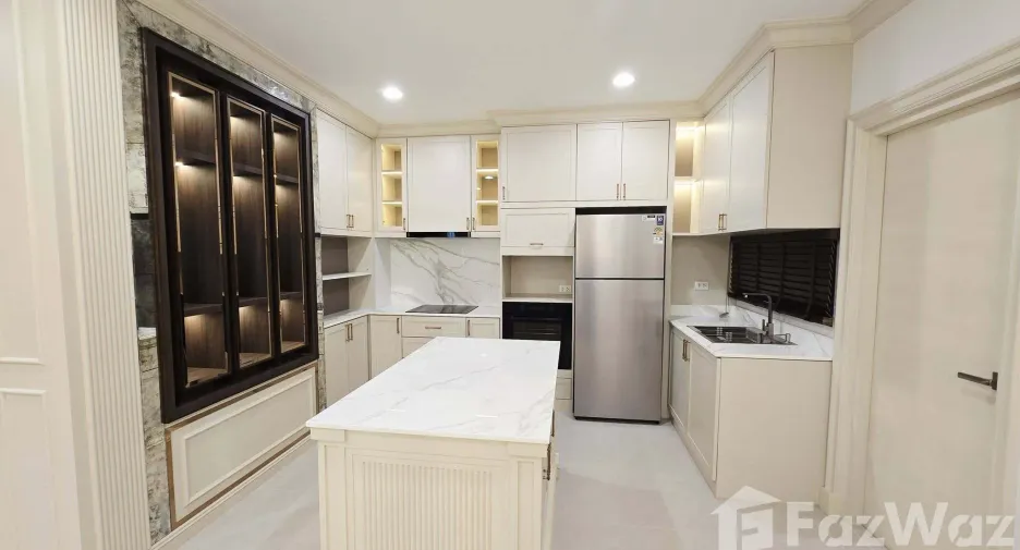 For rent 5 bedrooms townhouse in Bang Phli, Samut Prakan