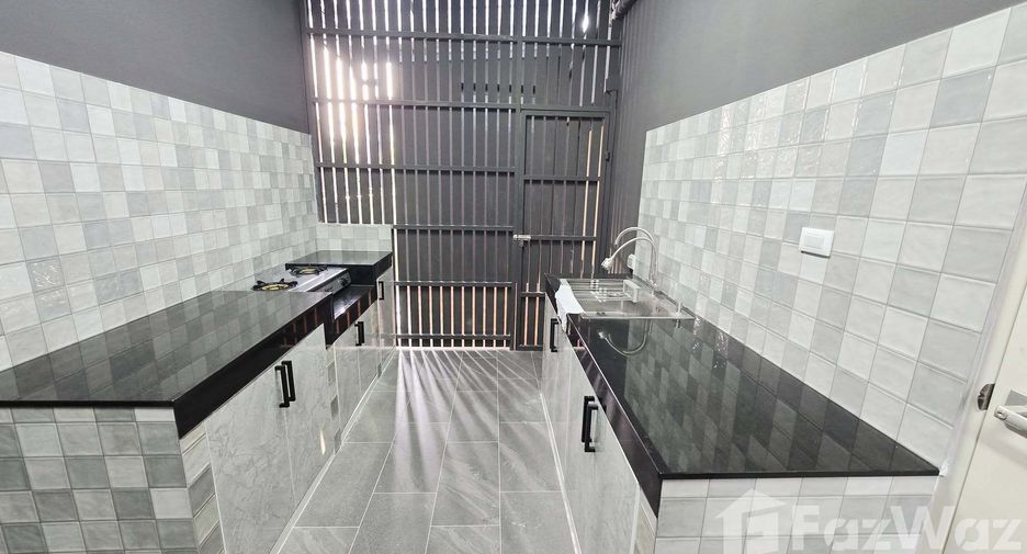For rent 5 bedrooms townhouse in Bang Phli, Samut Prakan