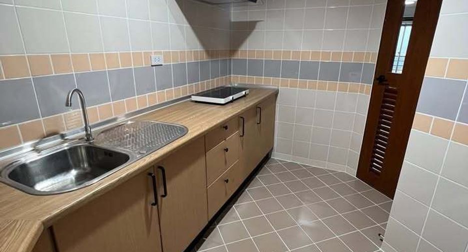 For rent 3 bedrooms condo in Yan Nawa, Bangkok