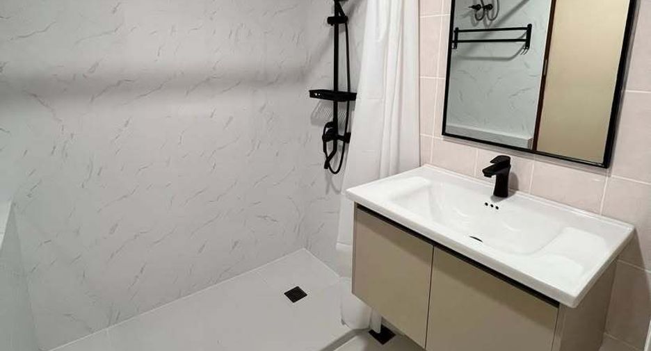 For rent 3 bedrooms condo in Yan Nawa, Bangkok