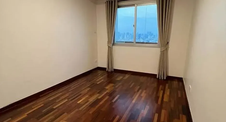 For rent 3 bedrooms condo in Yan Nawa, Bangkok