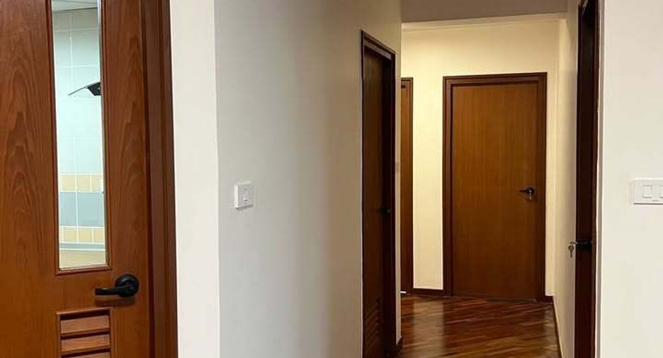For rent 3 bedrooms condo in Yan Nawa, Bangkok
