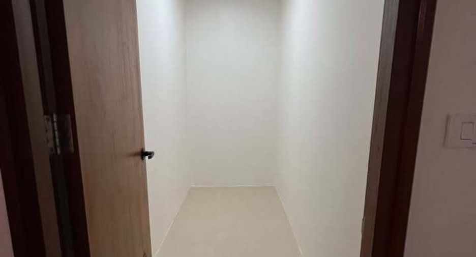 For rent 3 bedrooms condo in Yan Nawa, Bangkok