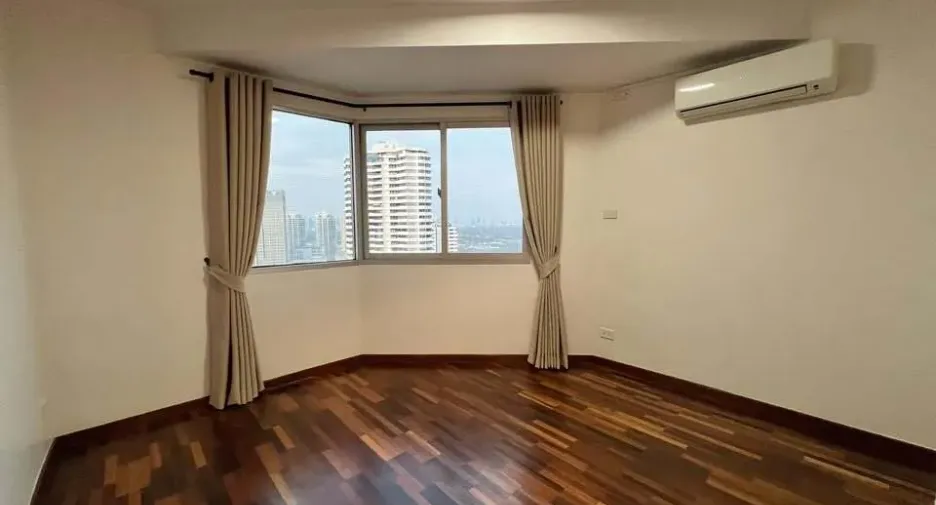 For rent 3 bedrooms condo in Yan Nawa, Bangkok