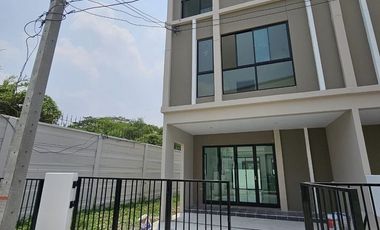 À louer 4 chambres maison à Saphan Sung, Bangkok