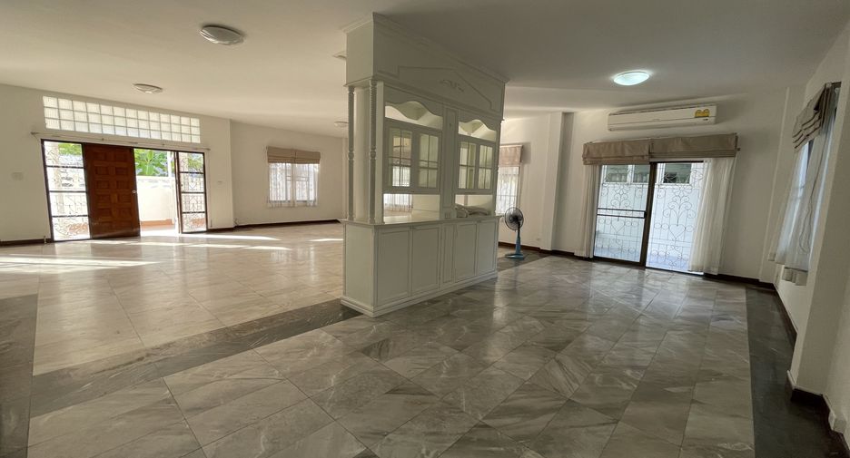 For rent 4 bedrooms house in Khlong Toei, Bangkok