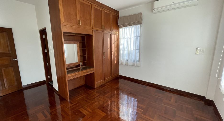 For rent 4 bedrooms house in Khlong Toei, Bangkok