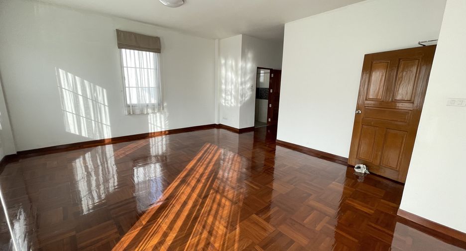 For rent 4 bedrooms house in Khlong Toei, Bangkok