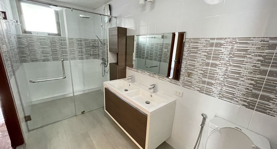 For rent 4 bedrooms house in Khlong Toei, Bangkok
