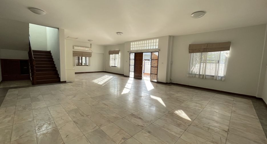 For rent 4 bedrooms house in Khlong Toei, Bangkok