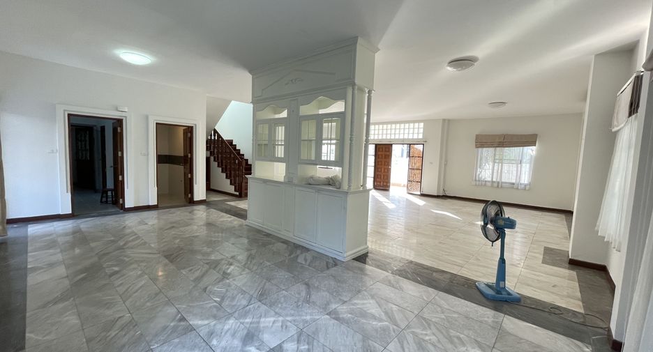 For rent 4 bedrooms house in Khlong Toei, Bangkok