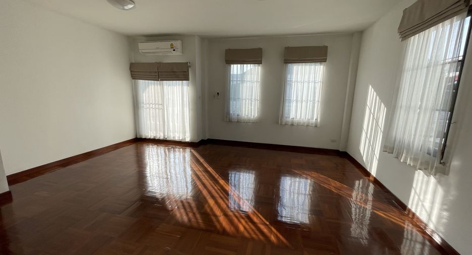For rent 4 bedrooms house in Khlong Toei, Bangkok